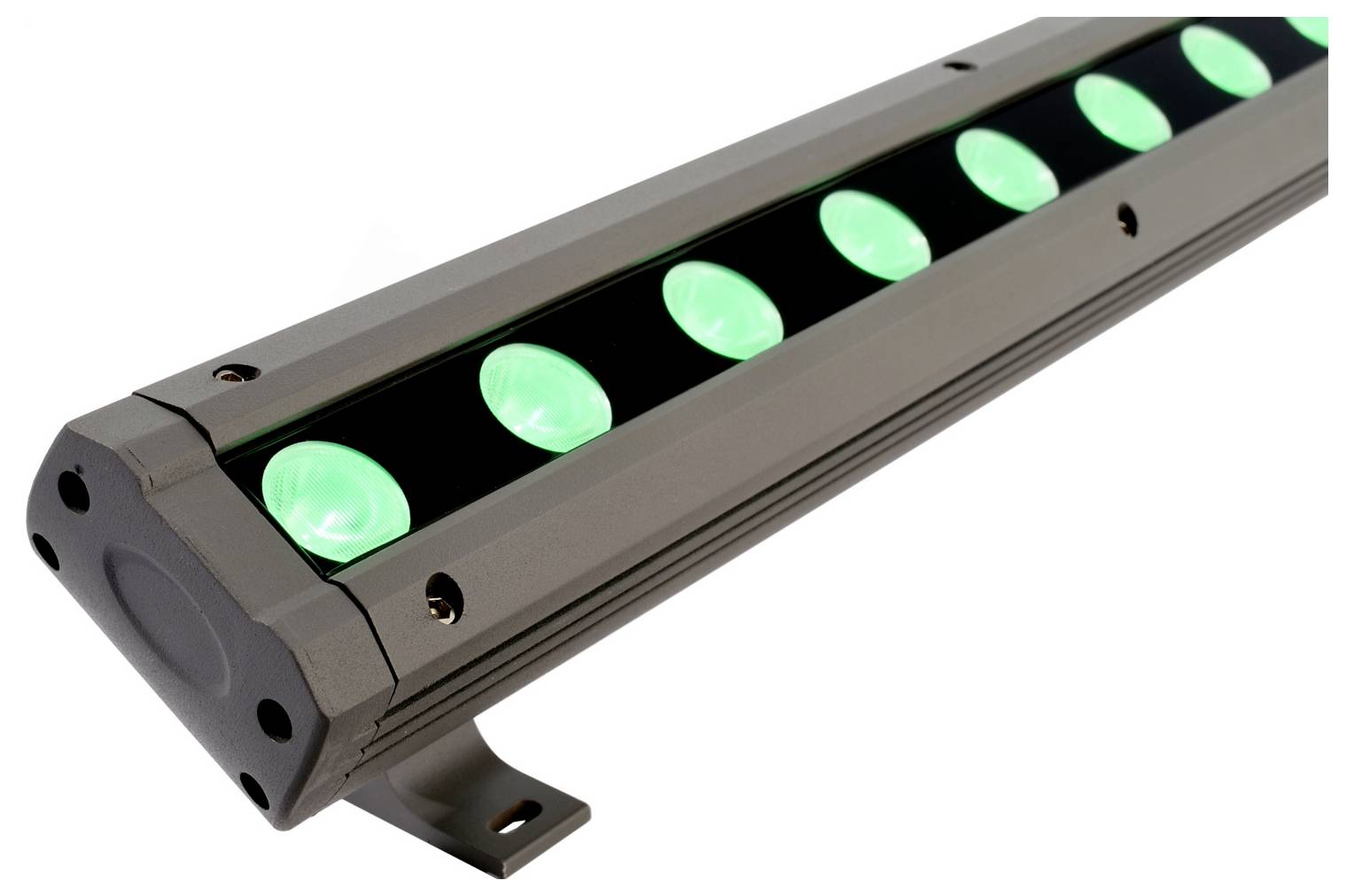 Fekete LED-es lámpatest egy sor izzó zöld fénnyel, rögzítőkeretben, fehér háttér előtt.