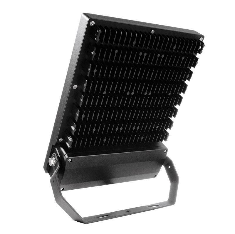 LED-es reflektor fekete házban, fém tartókonzolra szerelve, kültéri világításhoz alkalmas.