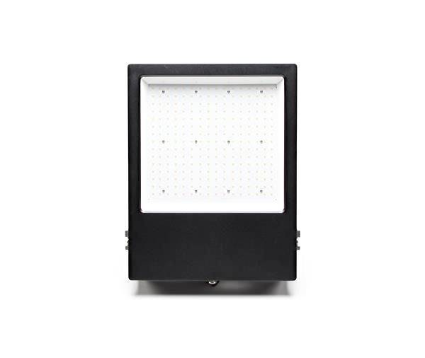 Egy fekete házburkolatú, téglalap alakú LED reflektor, elölnézetben ábrázolva. Kültéri világításhoz vagy nagy felületű megvilágításhoz alkalmas.