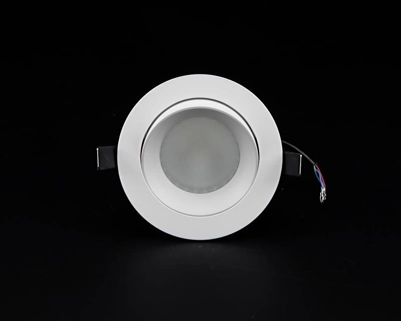 Egy kerek, fehér LED-mennyezeti süllyesztett lámpa matt diffúzorral fekete háttér előtt. Egy tápkábel látható.