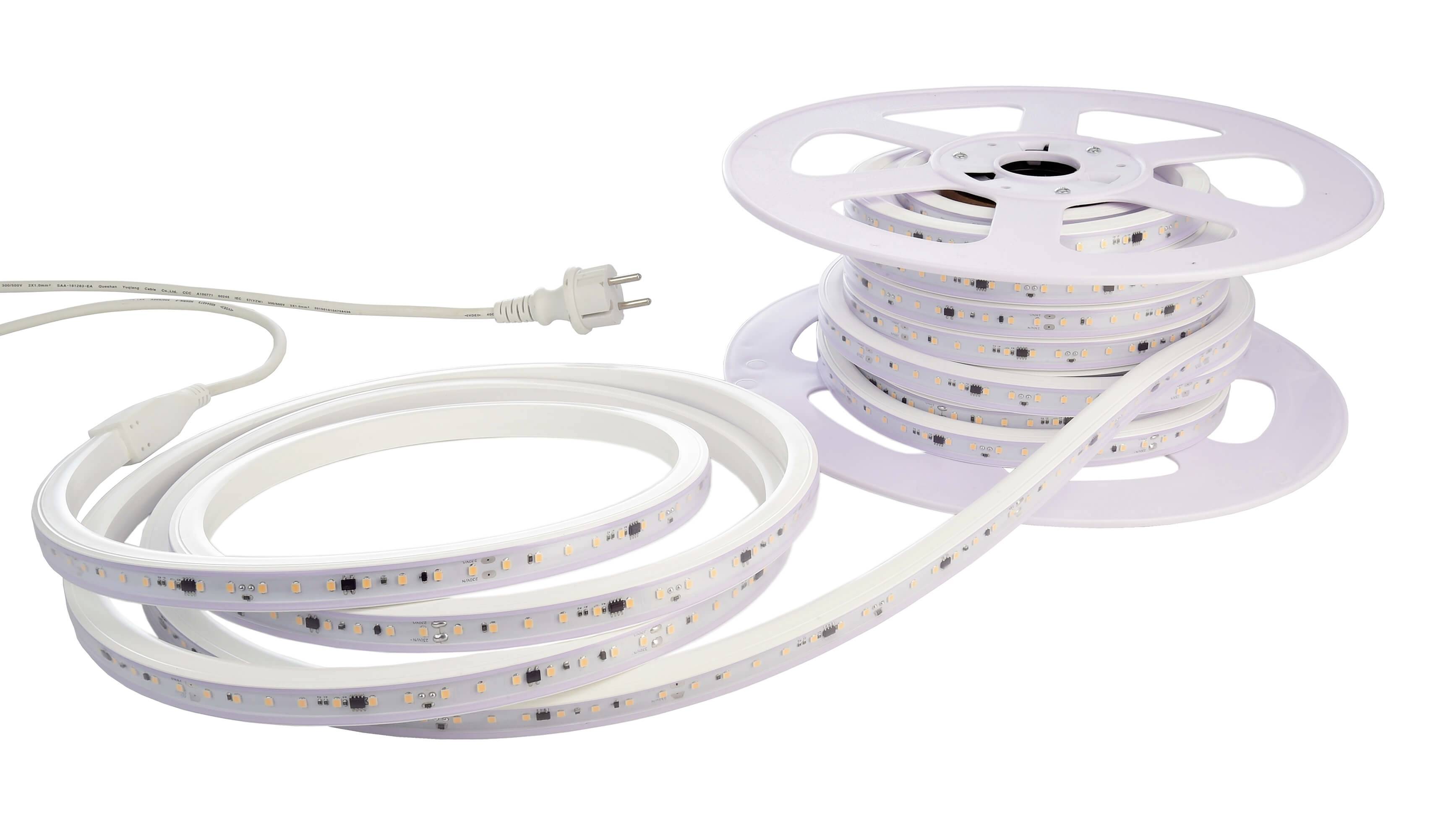 Egy LED-szalag tekercs, félig feltekeredve, hálózati kábellel és csatlakozóval ellátva, telepítésre készen.