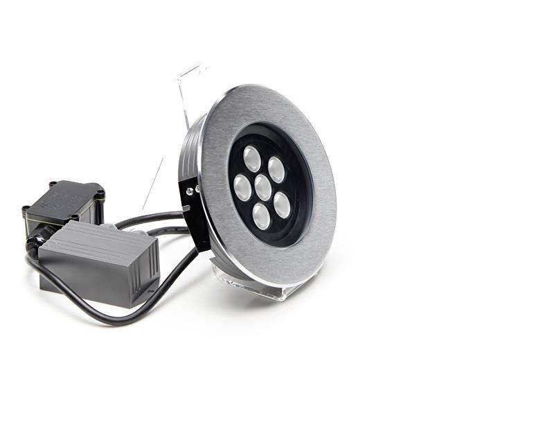 Egy kerek LED-mélysugárzó öt világító diódával és csatlakoztatott elektronikus átalakítóval, fehér háttér előtt.