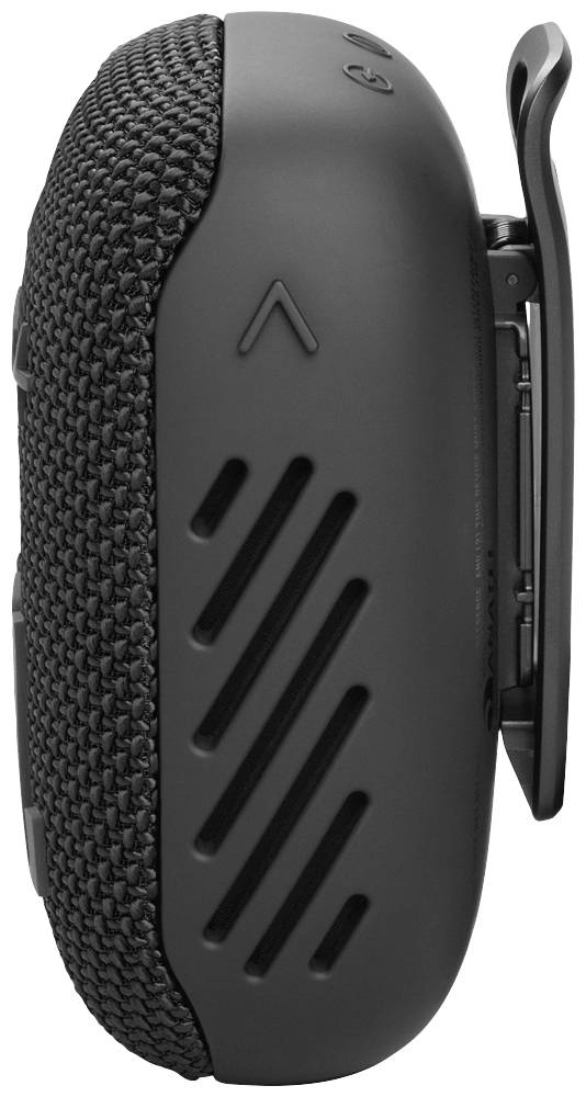 Hordozható Bluetooth-hangszóró oldalnézetben. Fekete ház textil borítással és rögzítő csipesszel.