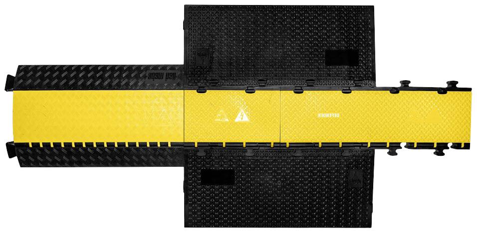 Egy sárga és fekete, öt csatornás kábelhíd védelem, amely biztosítja a kábeleket, megakadályozza a botlásveszélyt és védi a kábeleket.