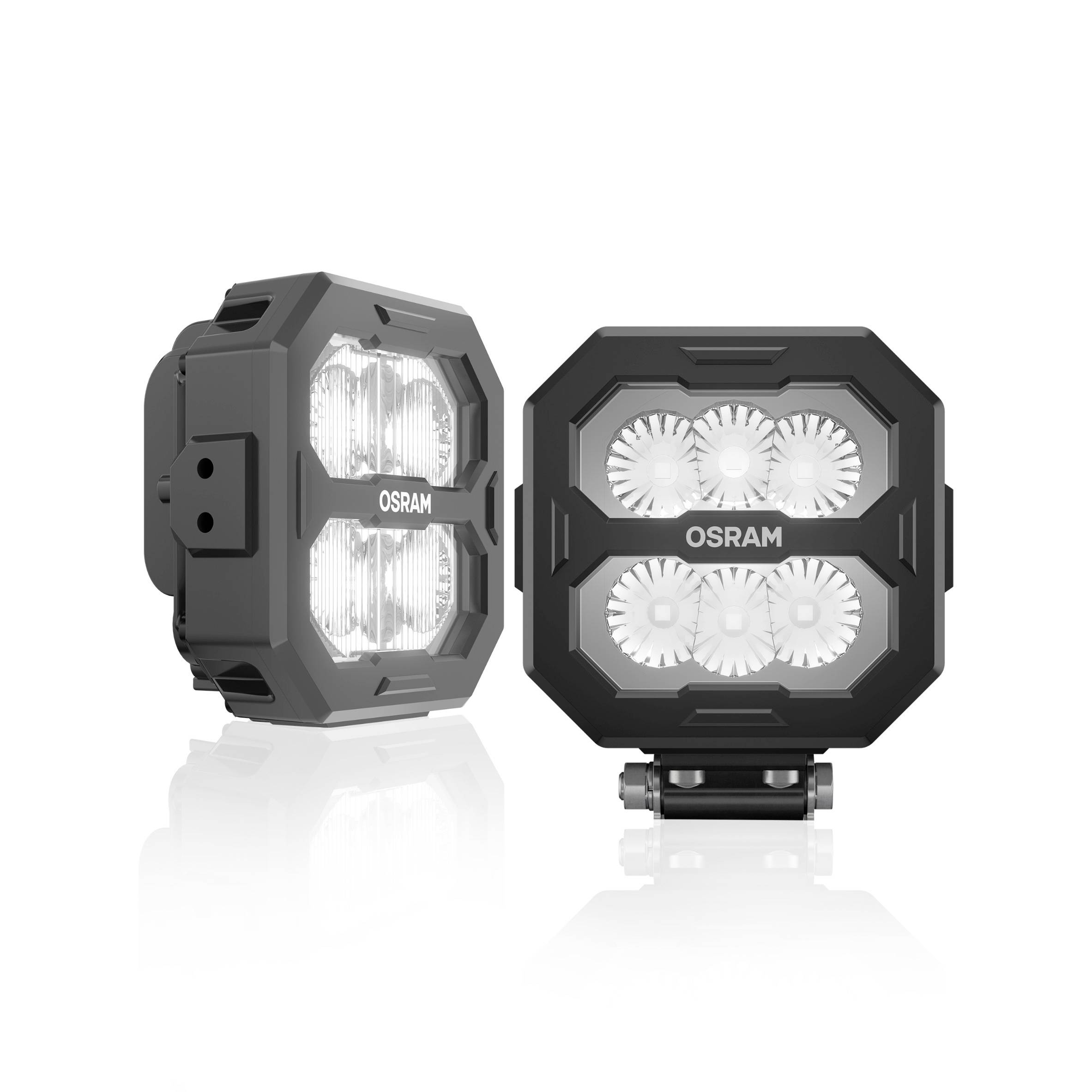 Két négyszögletes OSRAM LED-munkalámpa. Az egyik elölnézetben négy lencsével, a másik az oldalsó rögzítési felülettel.
