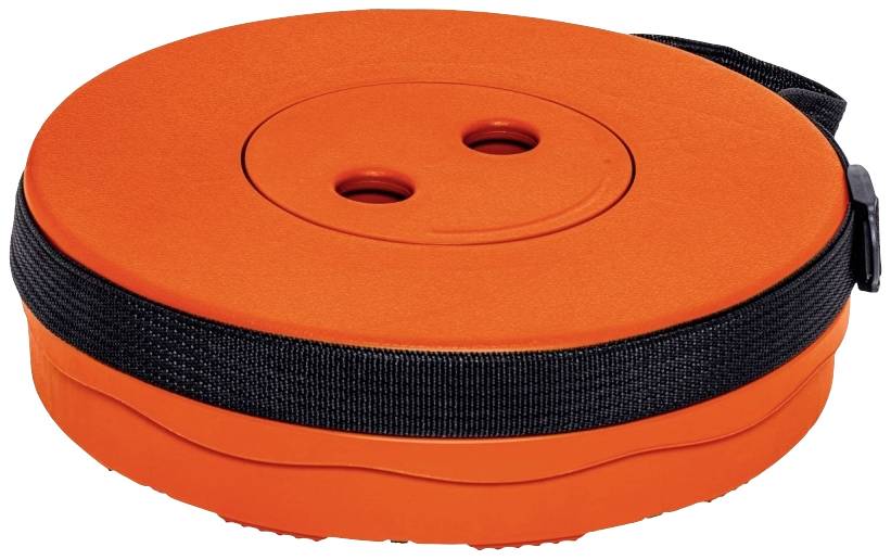 Egy narancssárga védőcső fekete hordozófüllel, amelyet kábelek vagy kötelek védelmére használnak.