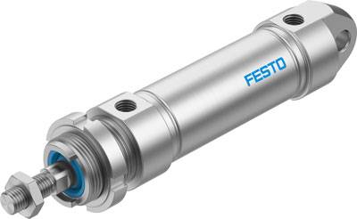 Egy hengeres fém pneumatikus munkahenger, amelyen a 'Festo' felirat látható. Ipari alkalmazásokban mechanikai mozgás végrehajtására használják.