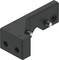 Fekete, L alakú összekötő elem két csavarlyukkal mindkét oldalán, gépészeti vagy építési projektekben komponensek rögzítésére.