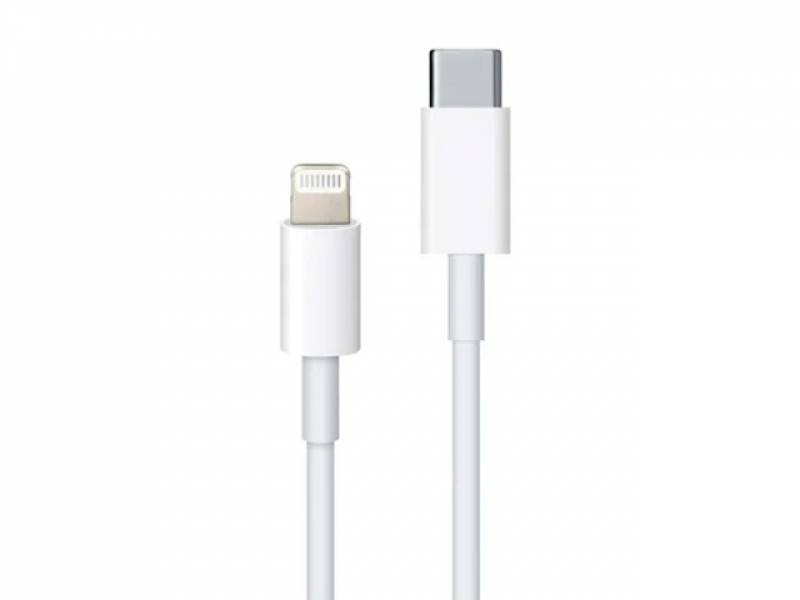 Egy fehér USB-C-Lightning kábel látható, amely alkalmas Apple-eszközök töltésére.