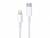 Egy fehér USB-C-Lightning kábel látható, amely alkalmas Apple-eszközök töltésére.