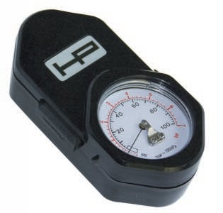 Egy fekete manométer, számlappal, körülbelül 50 psi nyomást mutat.