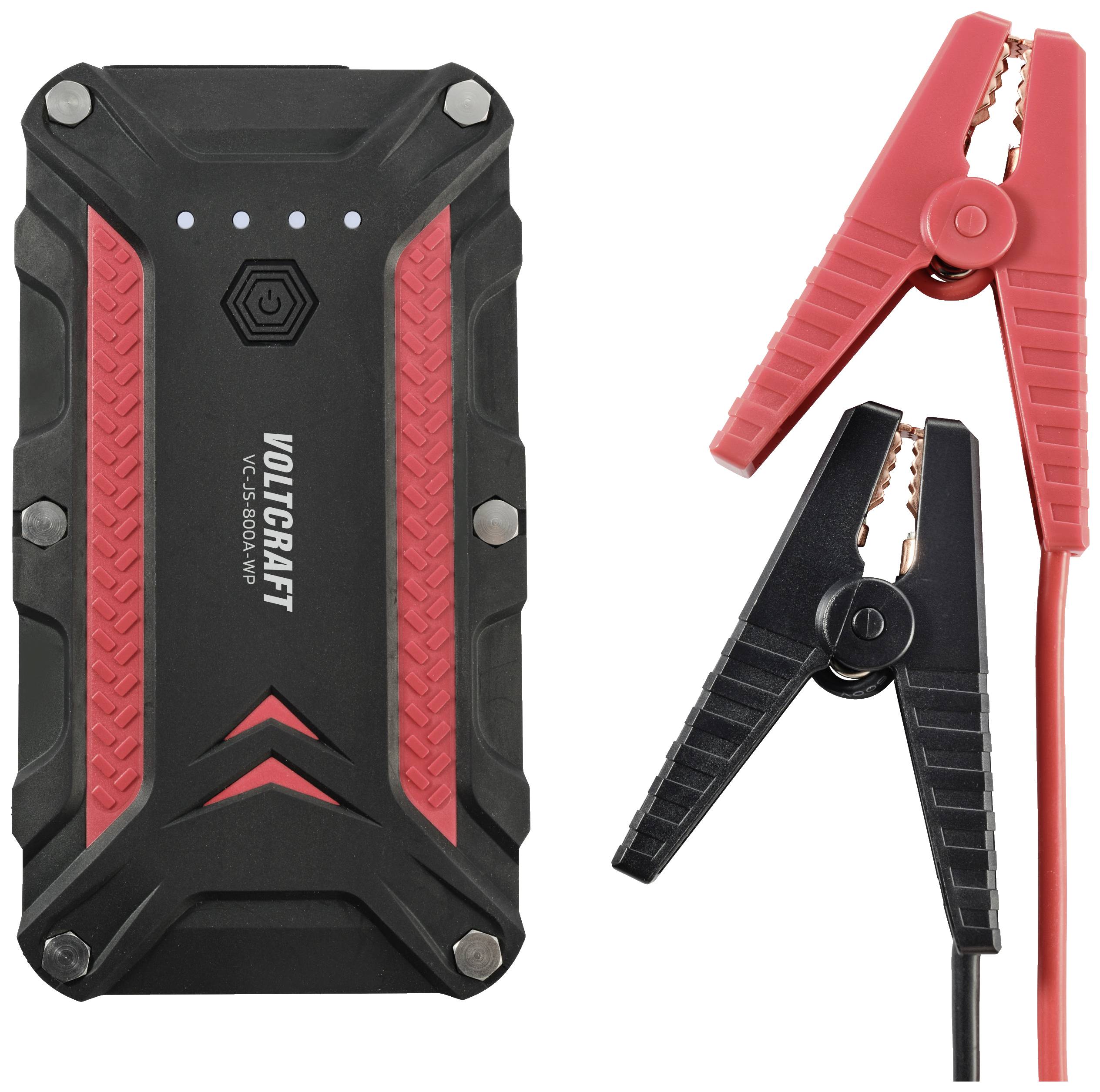 Fekete és piros akkumulátortöltő két csipesszel. A csipeszek piros és fekete színűek, autóakkumulátorok csatlakoztatásához. A készülék LED-kijelzővel rendelkezik.