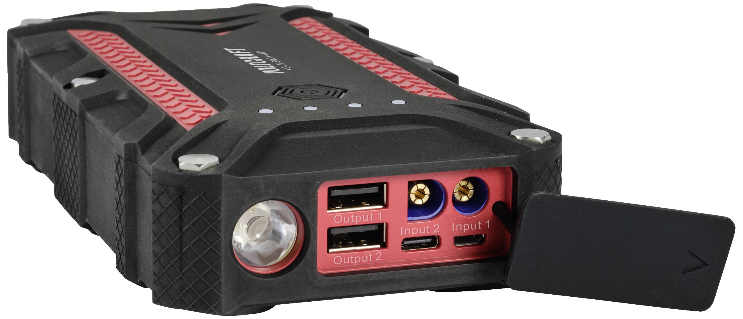 Egy fekete, hordozható powerbank piros jelöléssel az input és output csatlakozóknál, valamint egy kis zseblámpa az oldalán.