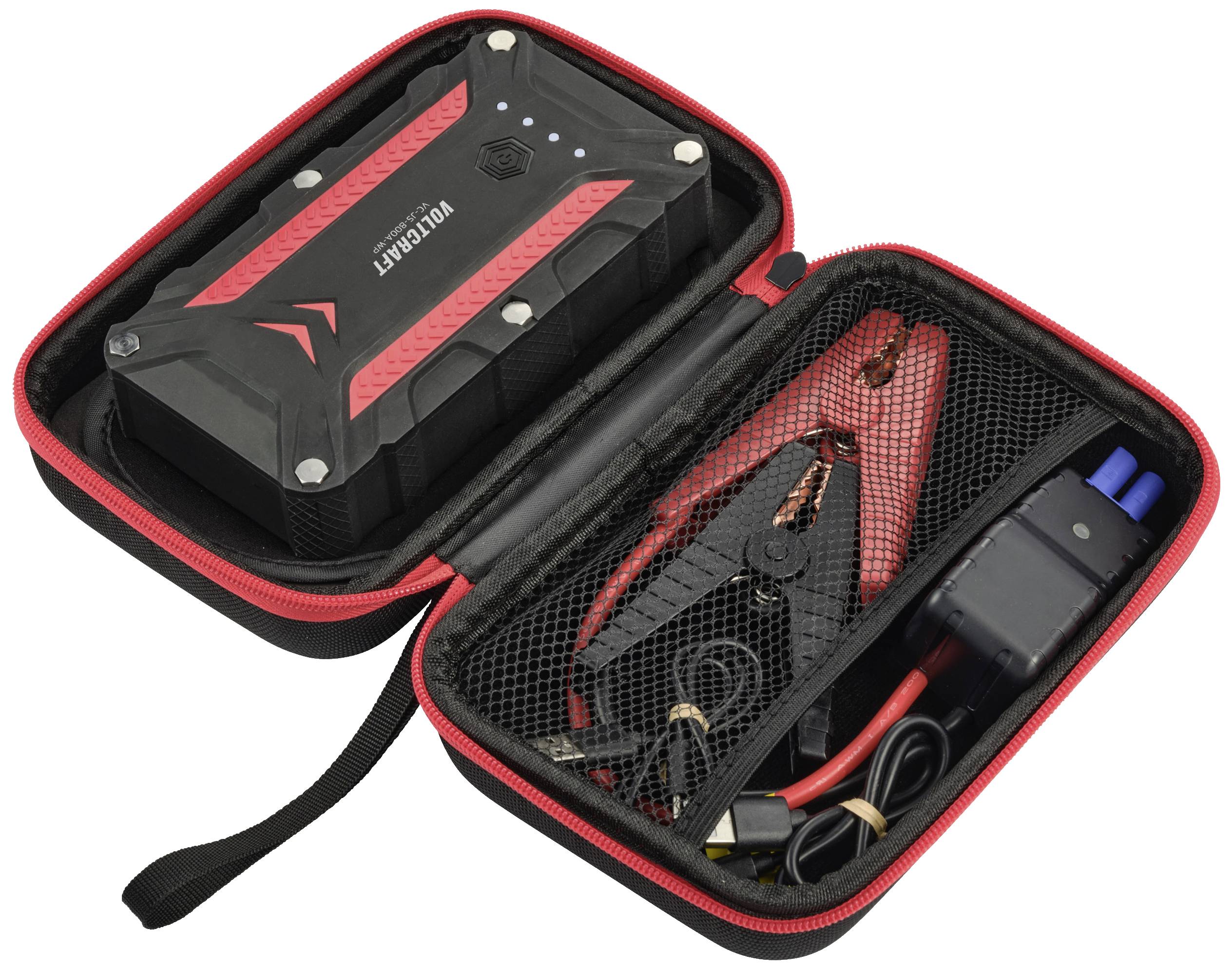 Hordozható indítósegély eszköz nyitott tokban, akkumulátor csipeszekkel és töltőkkel, azonnal bevethető autós vészhelyzetek esetén.