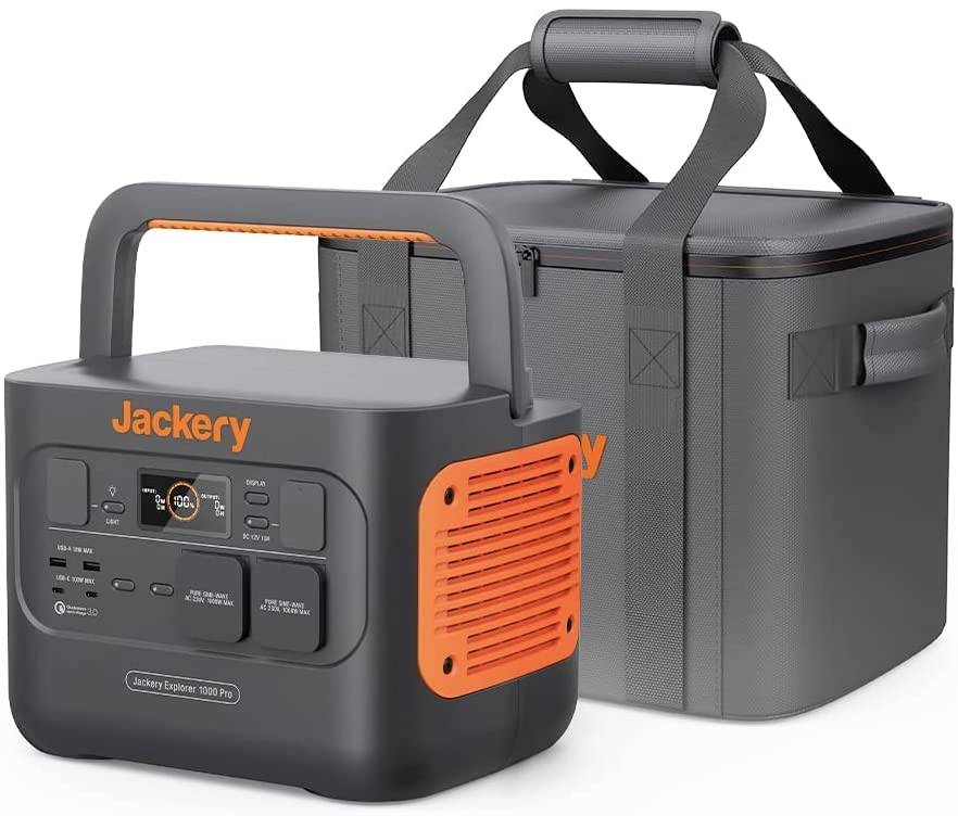 A 'Jackery Explorer 1000 Pro' hordozható áramforrás fogantyúval, robusztus táskával együtt. Ideális szabadtéri kalandokhoz és vészhelyzeti áramellátáshoz.