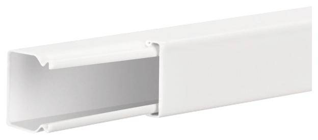 Egy fehér műanyag kábelcsatorna, téglalap alakú, egyik oldalán nyitott, kábelek tiszta és rendezett vezetéséhez falakon vagy mennyezeteken.