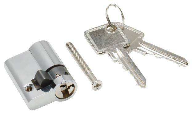 Egy ezüstszínű zárhengerhez csavarhúzó és három kulcs van hozzákapcsolva egy kulcstartóhoz.