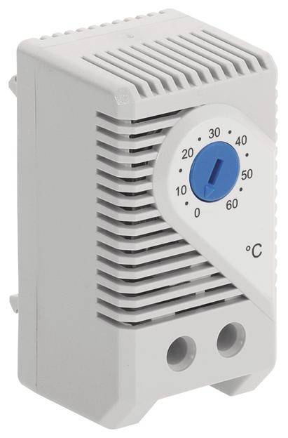 Egy fehér termosztát kék forgatógombbal. A skála 0-tól 60 fokig mutatja a hőmérsékletet Celsius-fokban.