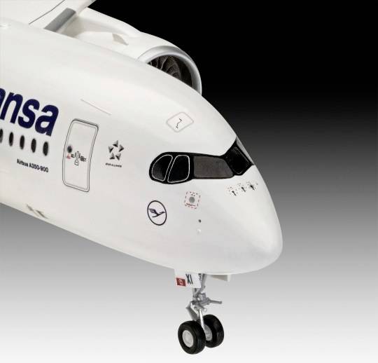 Közelkép egy repülőgép elejéről Lufthansa-logóval, kibocsátott futóművel, fekete háttér előtt. Megjelölés: 'Airbus A350-900'.