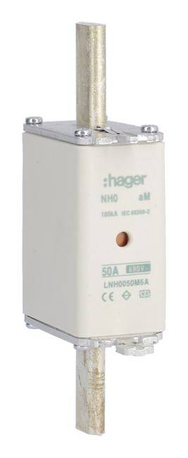 Egy fehér Hager NH0 típusú biztosítóbetét, alkalmas 100kA AC-500V, 50A teljesítményre, fém érintkezőkkel mindkét végén.