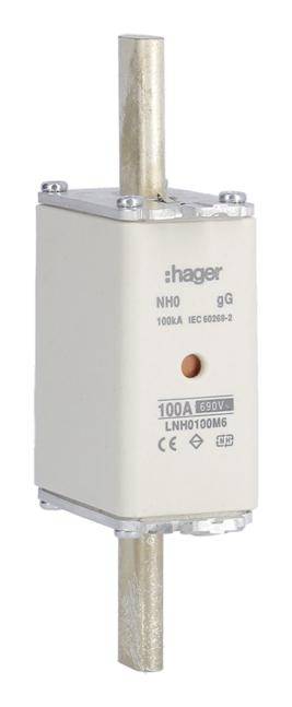 Egy Hager NH típusú biztosíték, NH0 gG típus. Névleges áram 100A, feszültség 690V, IEC szabvány 60269-2. Téglalap alakú kivitel, fém csatlakozókkal.