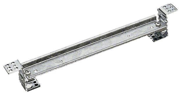 Lyukakkal ellátott fémből készült tartókonzol, amely alkalmas épületszerkezetek vagy polcrendszerek rögzítéséhez.