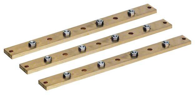 Három hosszú, téglalap alakú faléc, amelyeket egyenletes távolságokban fém csavarokkal rögzítettek.