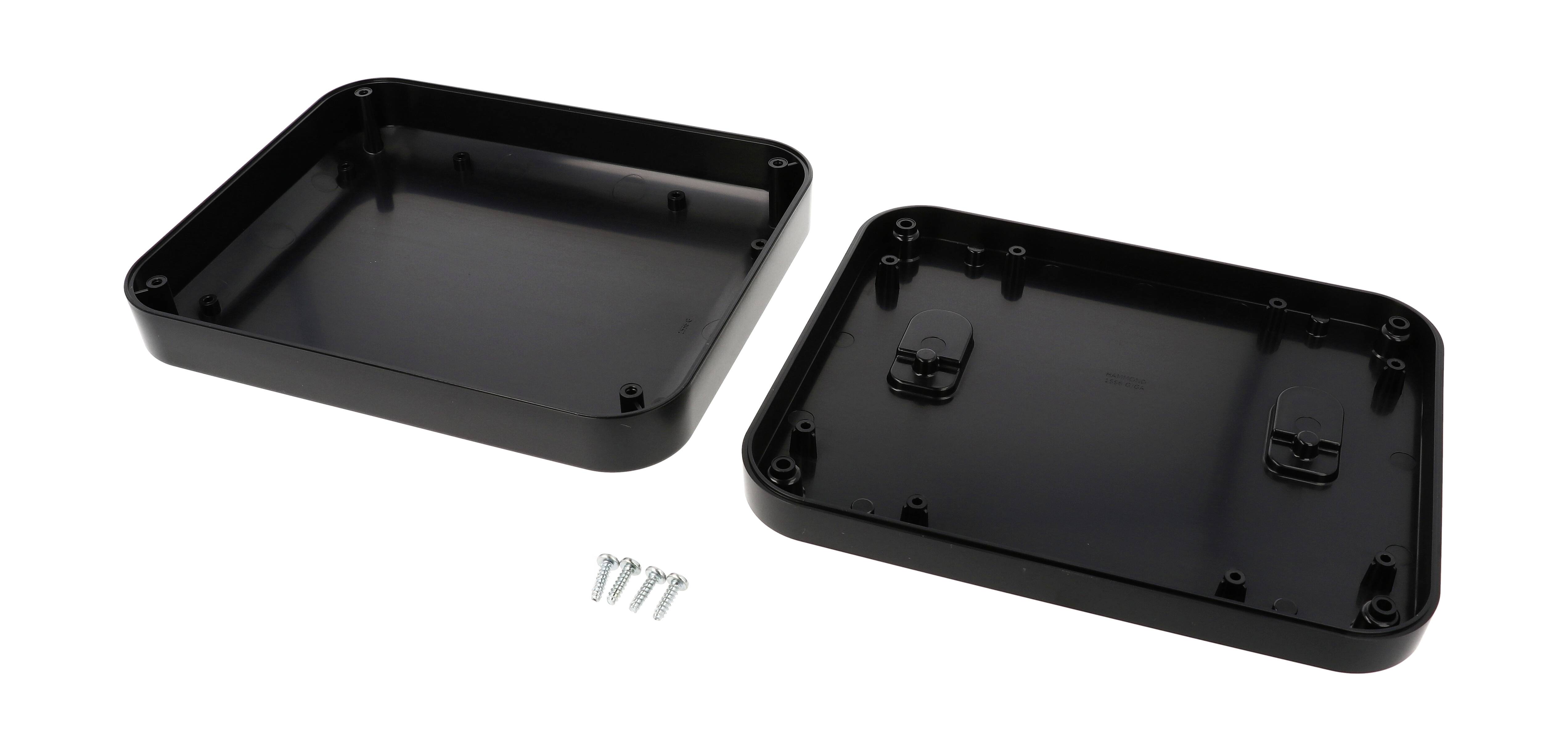 Négyrészes fekete műanyag doboz levehető tetővel, négy csavarral sima felületre történő rögzítéshez.