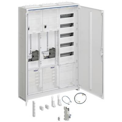 Egy nyitott elosztószekrény több rekesszel és elektromos alkatrészekkel. A padlón különböző kábelek és csatlakozóelemek hevernek.