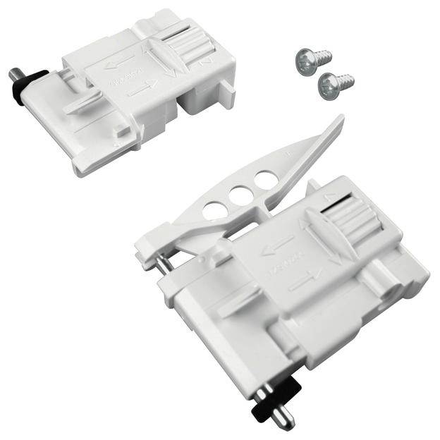 Két fehér műanyag alkatrész nyilakkal és két csavarral. Úgy tűnik, hogy egy szerelési vagy rögzítési rendszer részei lehetnek.