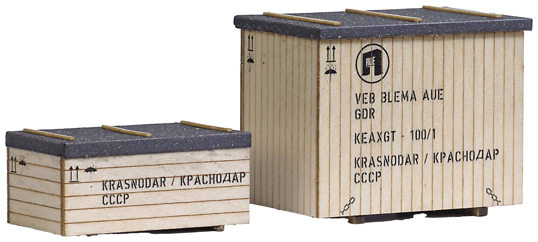 Két faláda feliratokkal: 'Krasnodar', 'CCCP'. Balra a kisebb, jobbra a nagyobb. A szállítóládák valószínűleg a keletnémet államból származnak.