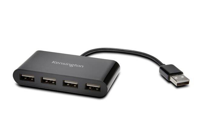 Egy négy portos USB-elosztó rövid kábellel. A készüléken rajta van a márkanév. Tökéletes több eszköz egyidejű csatlakoztatásához.