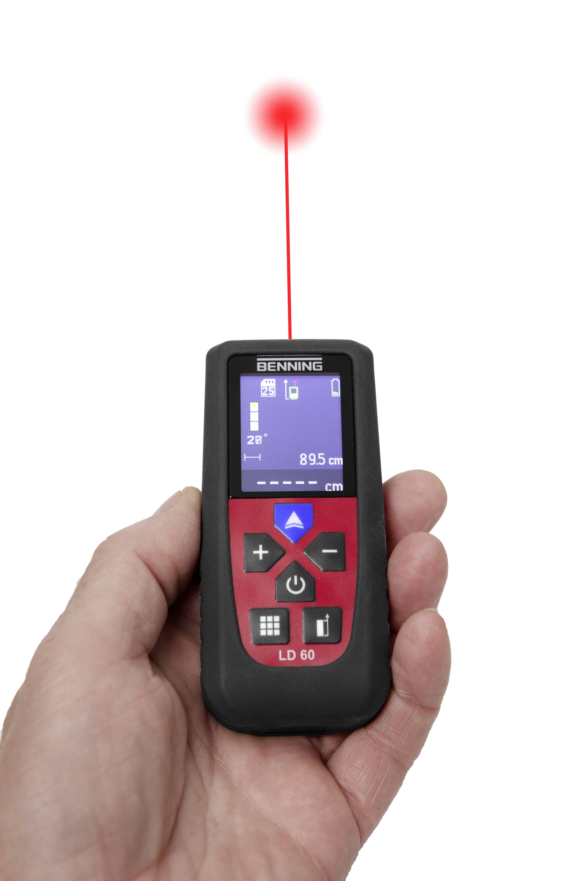Egy kéz egy digitális lézeres távolságmérő készüléket tart, amely 895 cm-t mutat. Egy vörös lézernyaláb irányul a készülék tetejére.