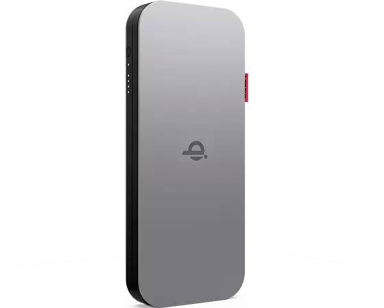 Szürke, hordozható powerbank lekerekített sarkokkal és egy piros címkével az oldalán, középen egy stilizált logóval.