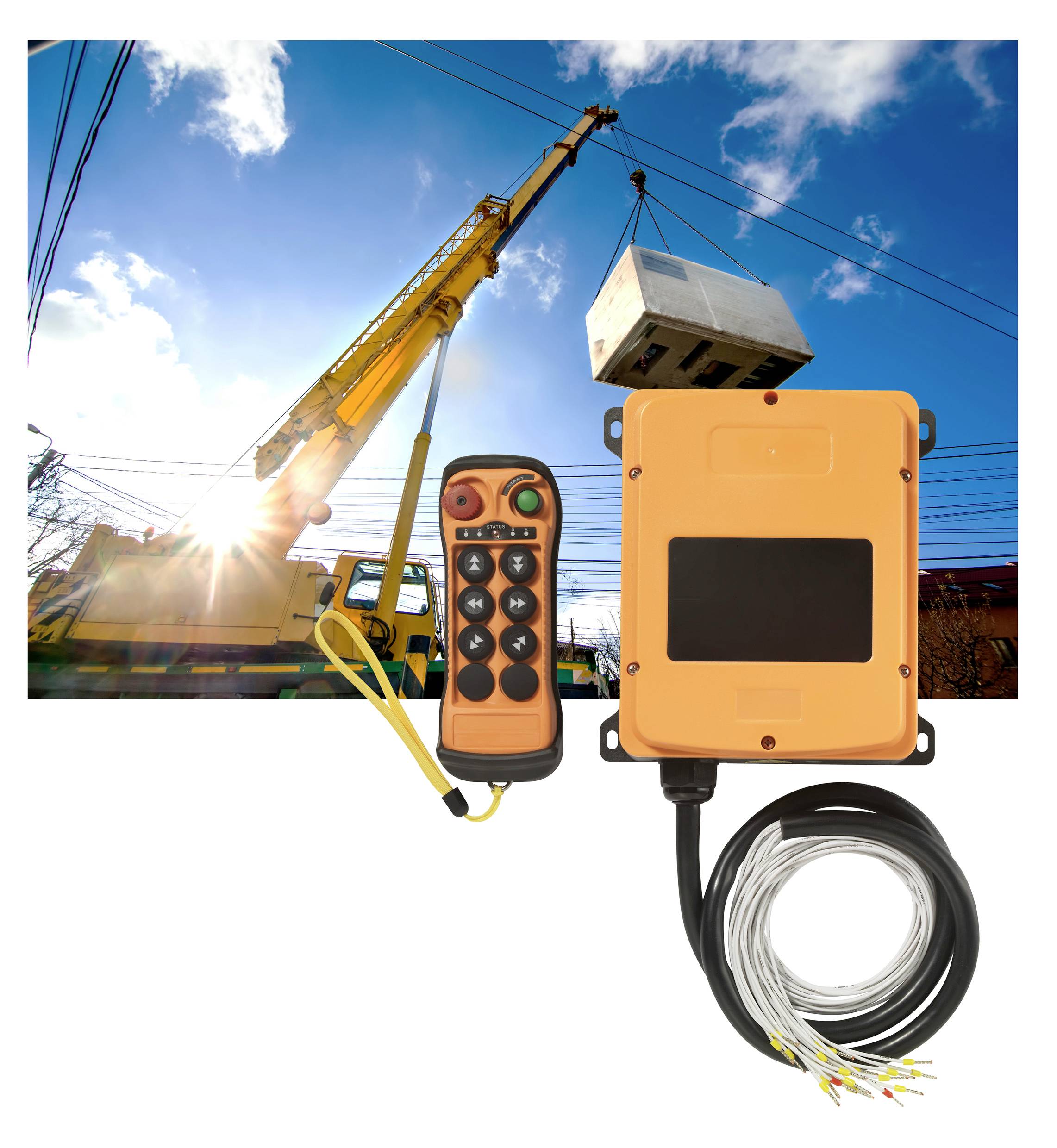 Egy daru egy nagy konténert emel a levegőben. Az előtérben egy narancssárga távirányító és egy vezérlőegység látható.