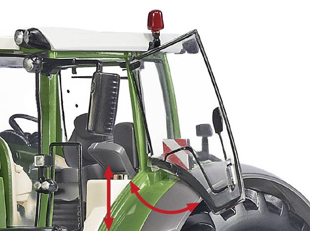 Egy zöld traktor nyitott első ablakkal és piros figyelmeztető lámpával a tetején. A kép a vezetőfülke részleteit mutatja.