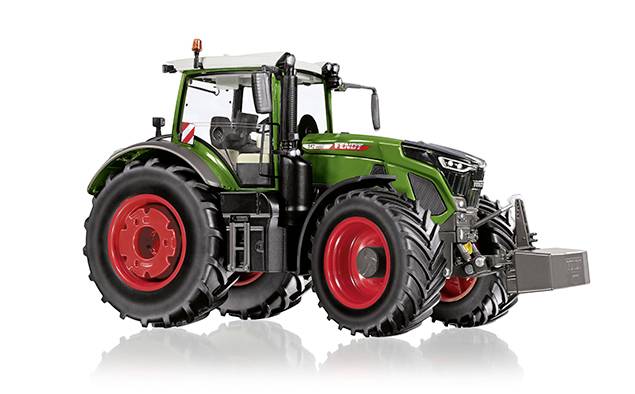 Egy zöld traktor piros kerekekkel fehér háttér előtt áll. A traktor nagy első és hátsó kerekekkel rendelkezik és modern kialakítású.