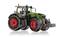 Egy zöld traktor piros kerekekkel fehér háttér előtt áll. A traktor nagy első és hátsó kerekekkel rendelkezik és modern kialakítású.