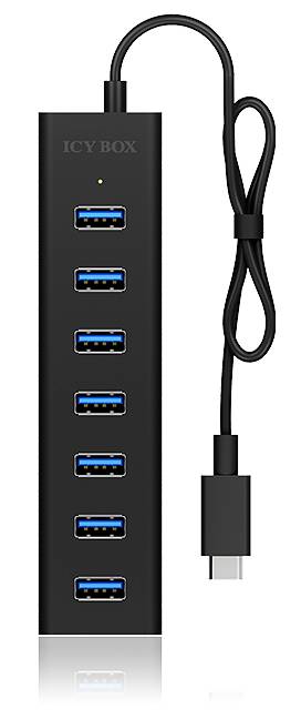 Hét kék csatlakozóval és egy fekete USB-C csatlakozós kábellal rendelkező USB-elosztó. Az eszköz házán az 'ICY BOX' jelölés látható.