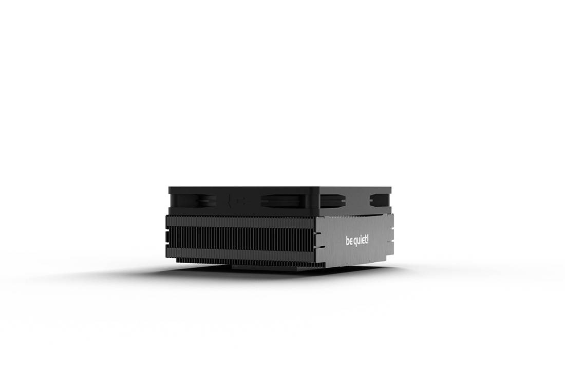 Egy fekete CPU-hűtő szellőzőnyílásokkal. A 'be quiet!' logó az oldalán látható. A háttér fehér.