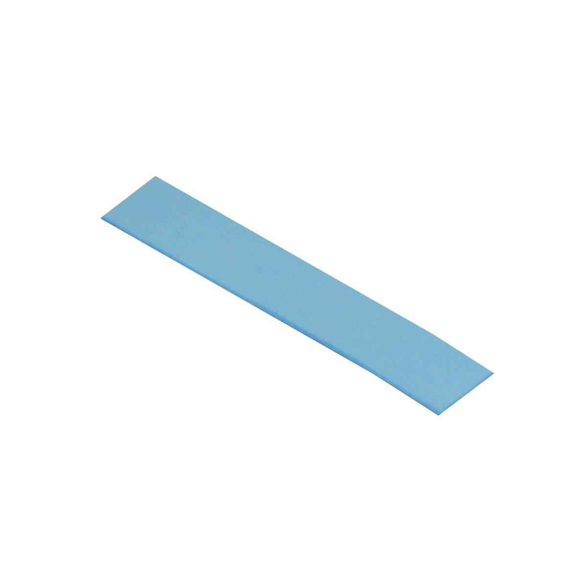 Hosszú, keskeny, világoskék darab anyag fekszik egy fehér háttéren.