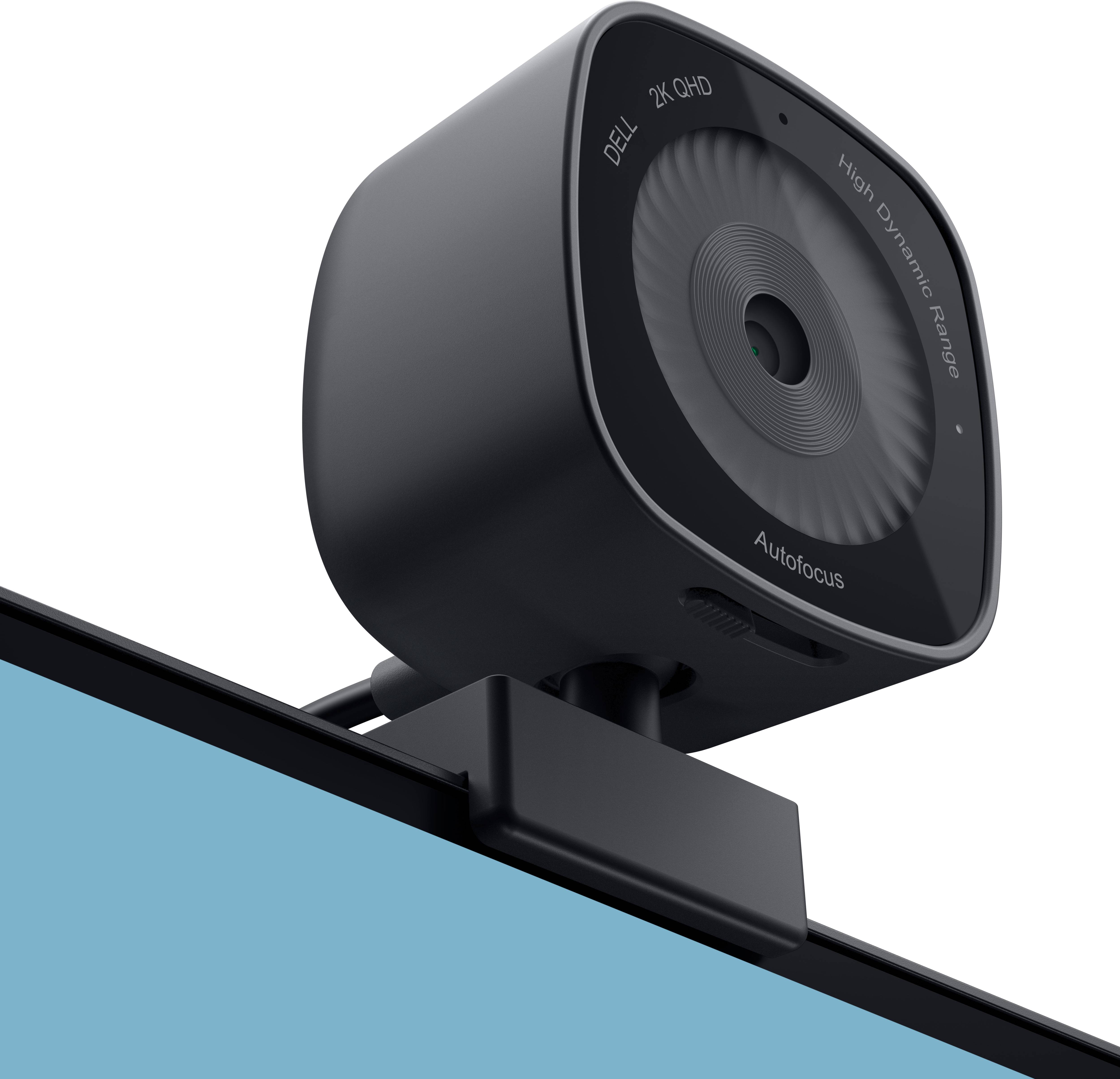 Egy fekete webkamera van egy képernyőre szerelve. A kamerán a '2K QHD', a 'High Dynamic Range' és az 'Autofocus' felirat olvasható.