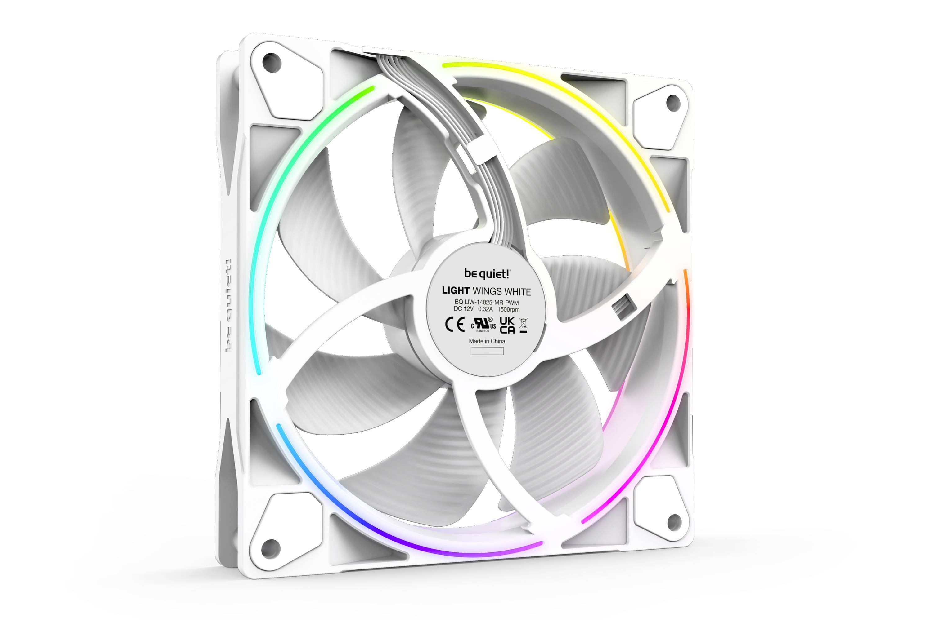 Fehér számítógépes ventilátor RGB megvilágítással. A 'be quiet!' márkajelzéssel ellátva. A látványon kábelek és a műszaki részleteket tartalmazó matricák láthatók.