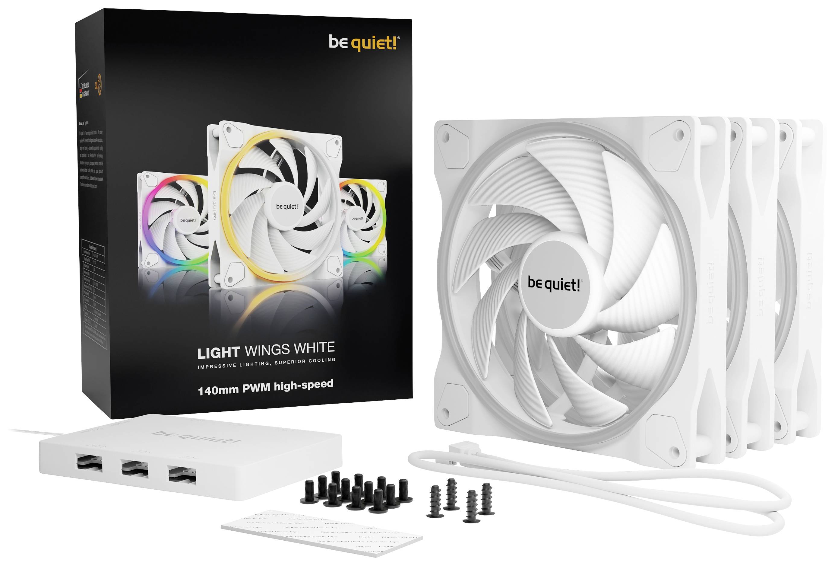 Négy fehér PC-ventilátor tartozékokkal és a 'be quiet!' márka csomagolásával.