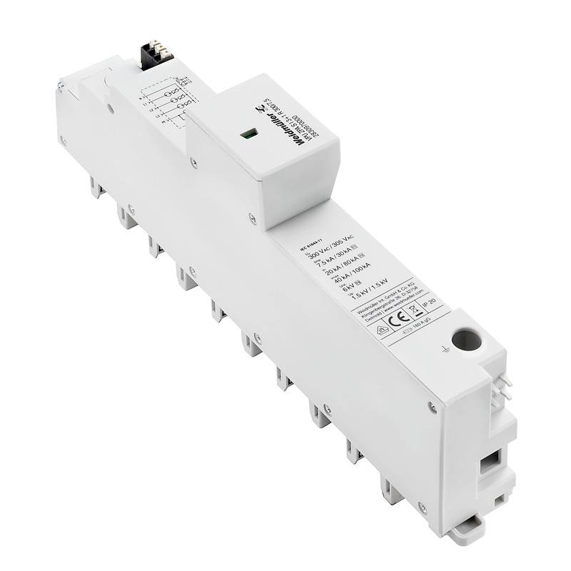 Fehér elektronikus időkapcsoló fehér háttérrel, nyomtatott műszaki specifikációkkal, DIN-sínre szerelhető kivitelben.