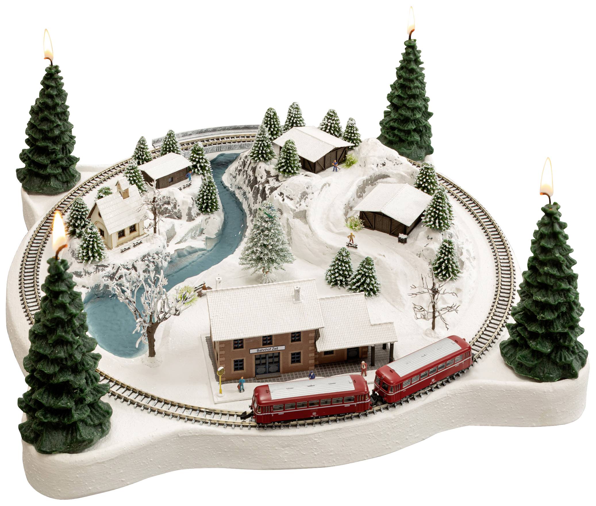 Egy havas terepasztal vasúttal, több házzal és egy folyóval, négy gyertyás fenyőfa övezi.