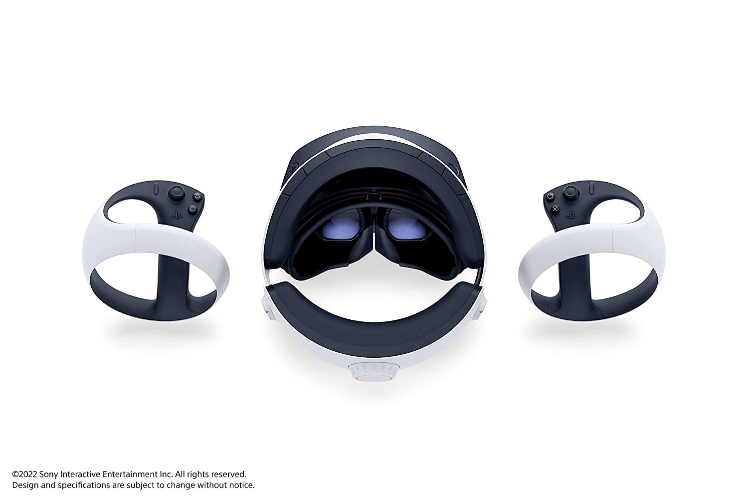 Egy Sony által gyártott virtuális valóság headset két kontrollerrel. A headset középen van, a kontrollerek bal és jobb oldalán helyezkednek el.