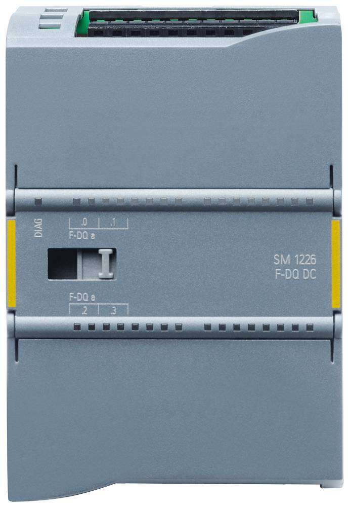 Szürke elektronikus eszköz több csatlakozási lehetőséggel. Felirata: 'SM 1226 F-DQ DC'.