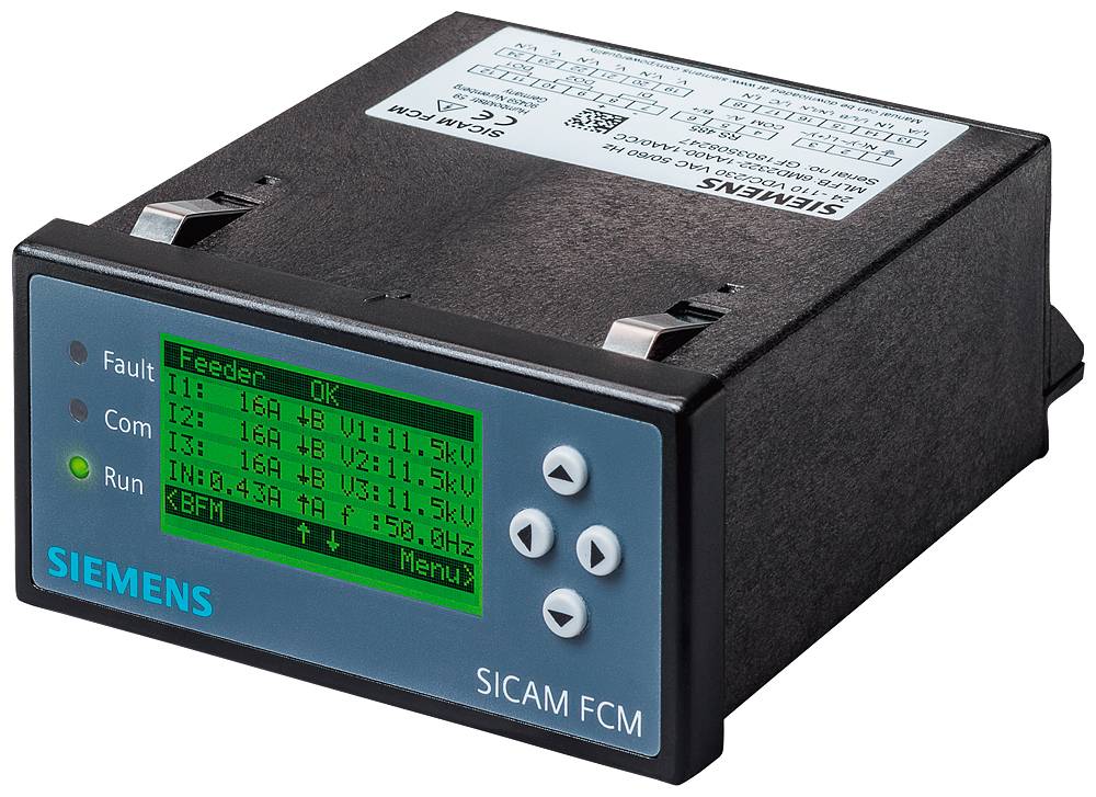 Egy Siemens SICAM FCM a kijelzőjén állapotüzeneteket és elektromos mérési értékeket mutat, mint például áramerősség és feszültség.