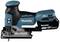 Egy kék és fekete, vezeték nélküli Makita dekopírfűrész 18V-os lítium-ion akkumulátorral, amely alkalmas precíz vágások kivitelezésére fában.